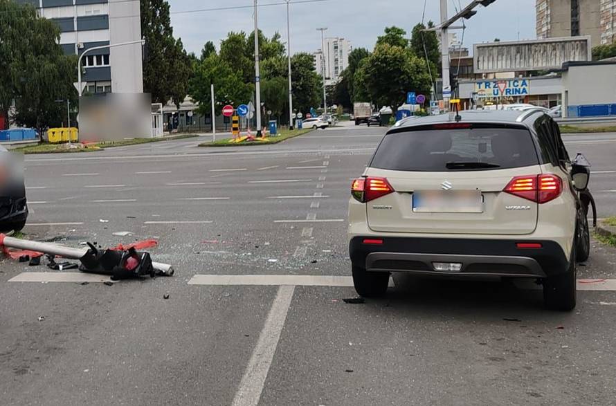 FOTO Ozlijeđena vozačica u sudaru u Zapruđu: ’Automobil se okretao nekoliko puta...’
