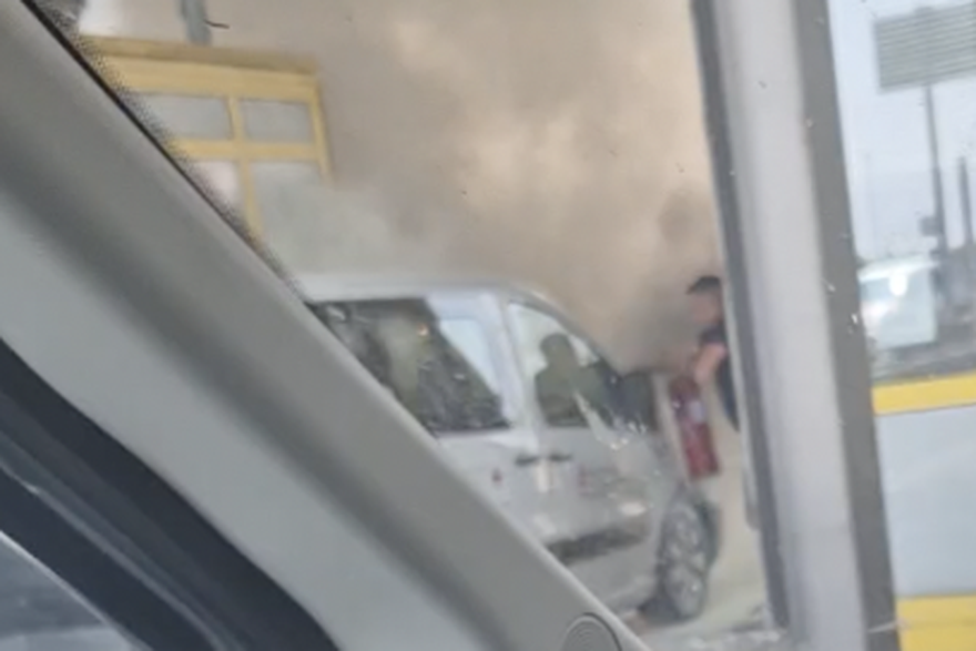 Zapalio se automobil na naplatnim kućicama