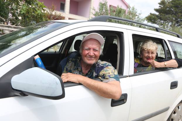 Vir: Supružnici Marica i Mijat Barišić već 50 godina na putovanja idu autostopom