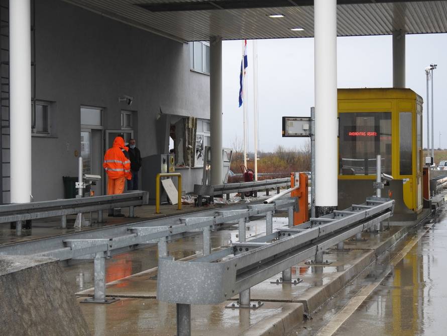 Stravične fotografije: Vozač se zabio u naplatnu postaju kod  Velike Gorice, poginuo djelatnik