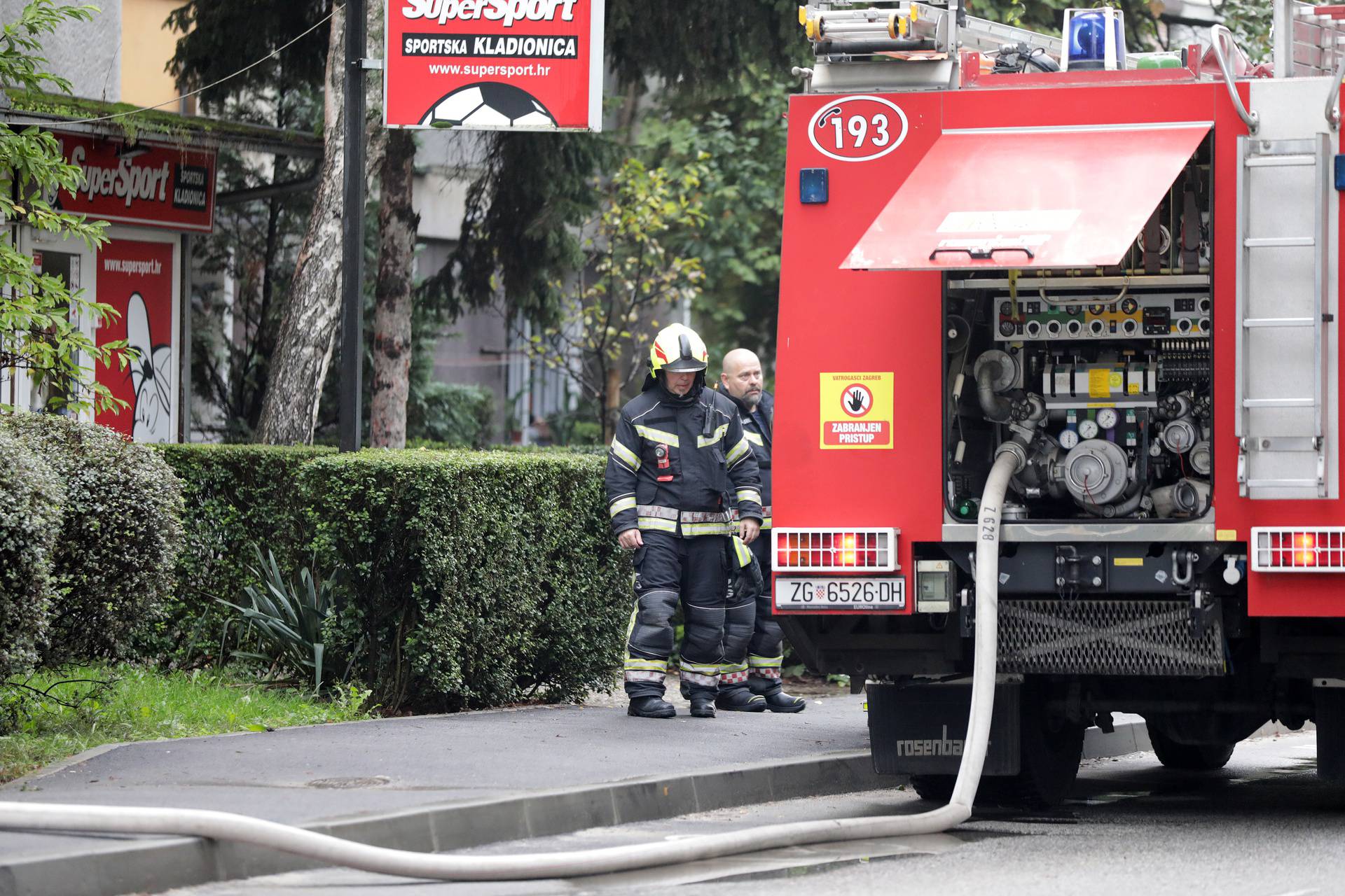 Zagreb: Policijski očevid nakon požara u Trnskom, jedna osoba smrtno stradala