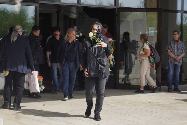 Beograd: Dado Topić s bijelom ružom oprostio se od Slađane Milošević