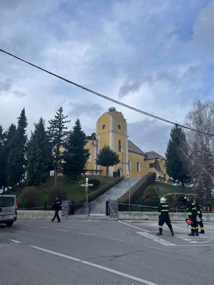 VIDEO Uništena župna crkva u Kravarskom, ostala bez tornja