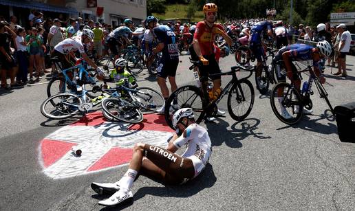 U pokušaju 'selfieja' izazvao veliki sudar na Tour de Franceu. Sad mu prijeti odlazak na sud...