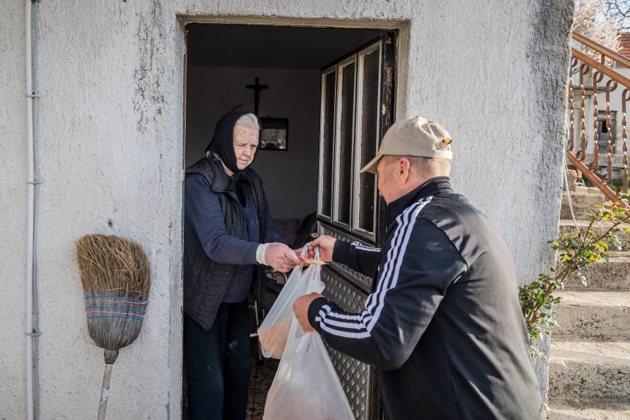 Katuni Kreševo: Reportaža o dostavi kruha u malenim zaselcima Dalmatinske zagore