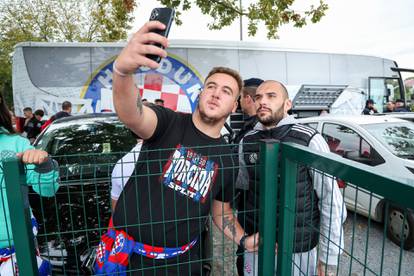 FOTO Nasmiješeni predsjednik Hajduka u Grubišnom Polju, uz njega i klupski šef osiguranja