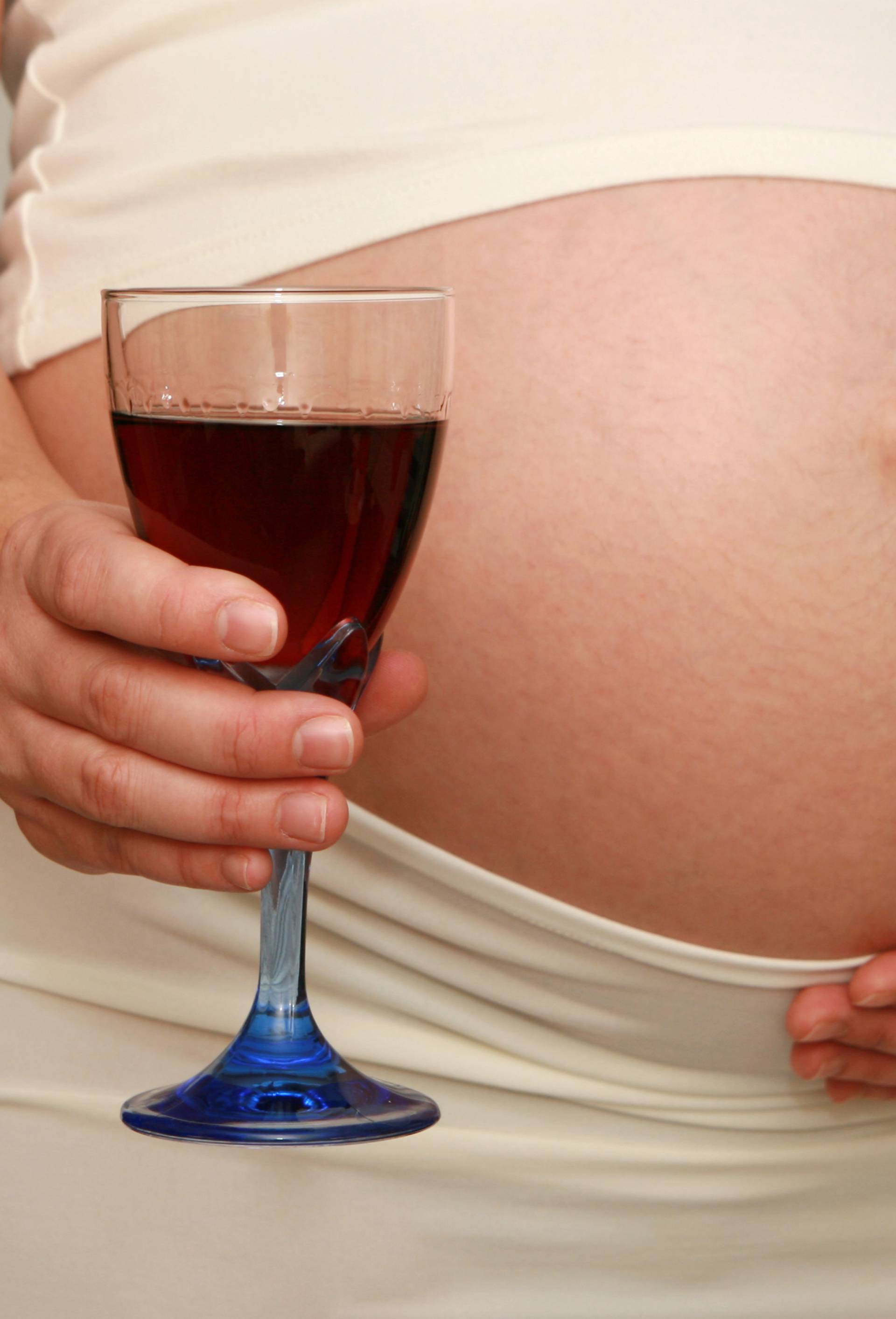 Trudnice ne smiju piti ni malo alkohola - šteti mozgu djeteta