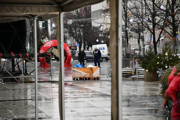 Slavonski Brod: U središtu grada počelo uklanjanje blagdanskih dekoracija i adventskih kućica