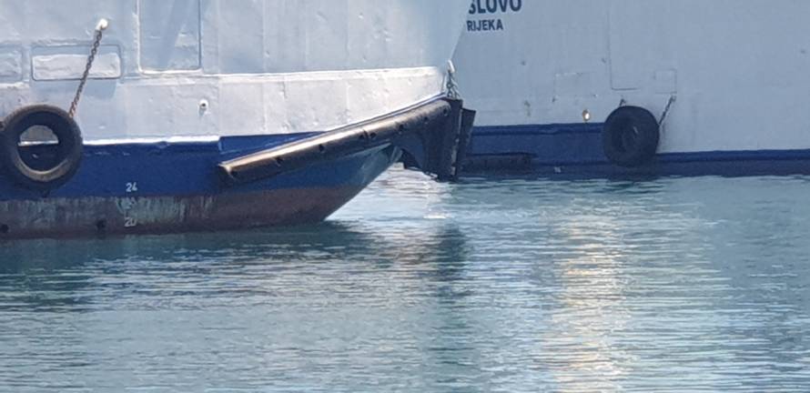 Nasukao se trajekt: Udario je u rivu, dvoje ljudi je ozlijeđeno...