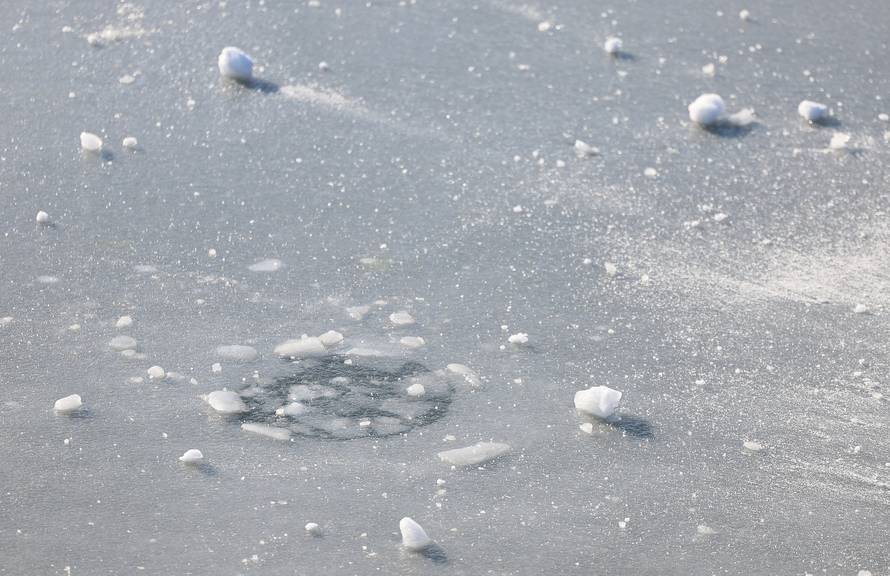 Zagreb: Sunčan, ali prohladni dan na jezeru Jarun