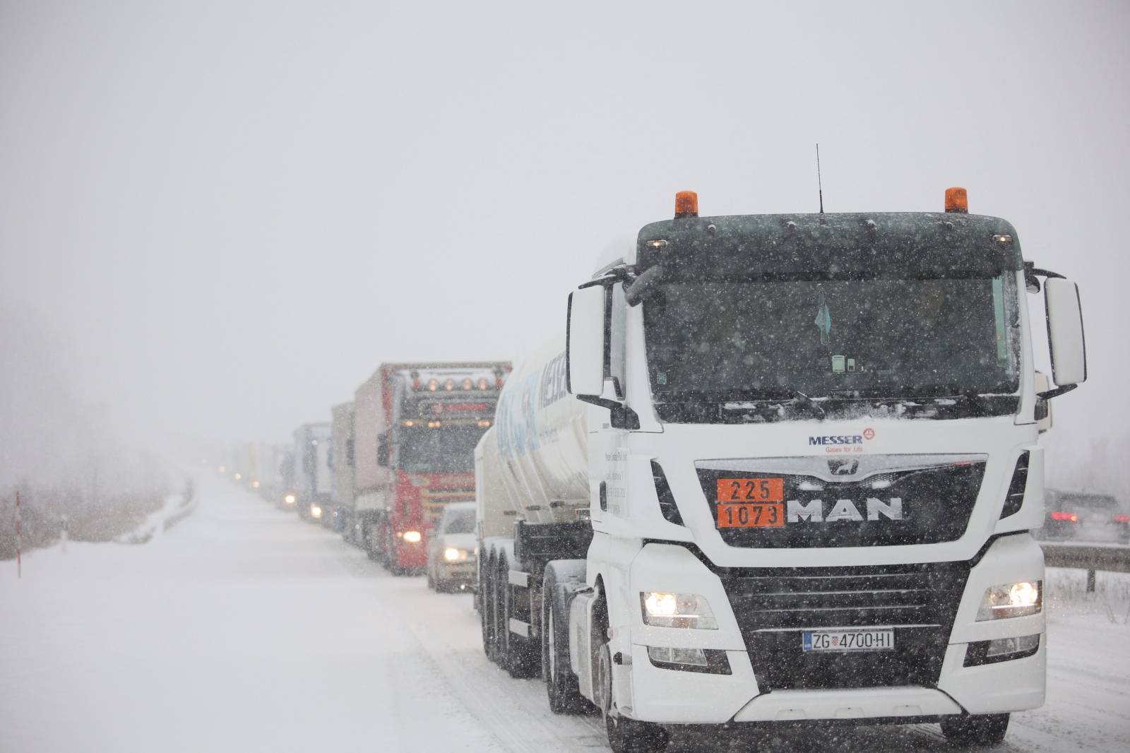 Zbog snijega otežan promet na A1