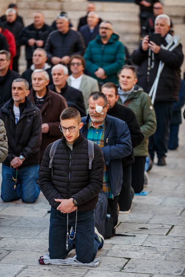 Molitelji su se okupili na Splitskom Peristilu