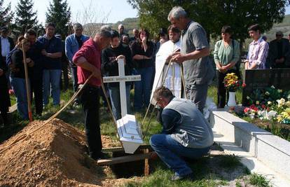Krbavica: Pokopali Tatjanu i Gorana Maričića