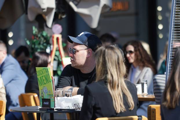 Zagreb: Nikola Garma uživao na suncu na kavi 