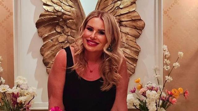 Iva Todorić ponovno proslavila rođendan: Stol ukrasila travom i cvijećem i zapjevala s ekipom