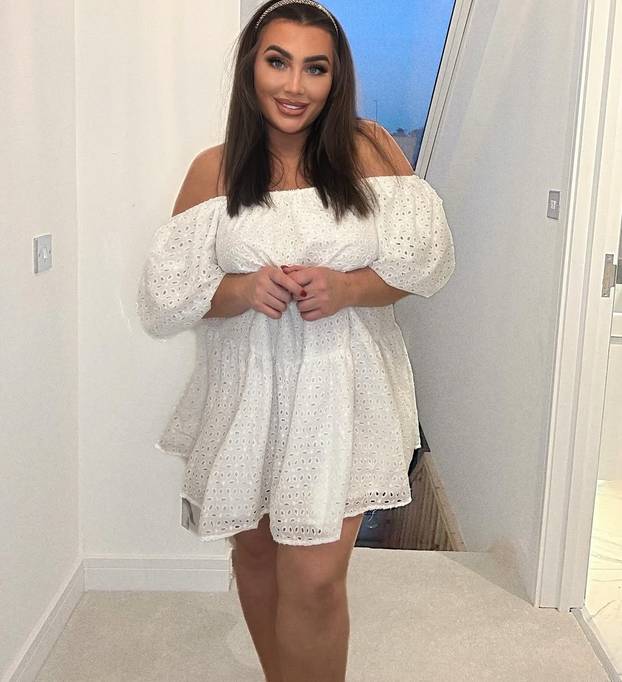 FOTO 'Bolje da ljulja nego... ' Izvijala se na bazenu, a kad su došli paparazzi - izbacila guzu