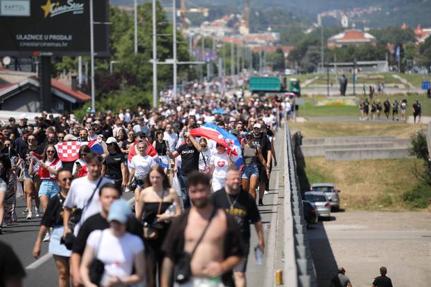 Zagreb: Tisuće fanova Thompsona prolazi Mostom mladosti koji je zatvoren za promet
