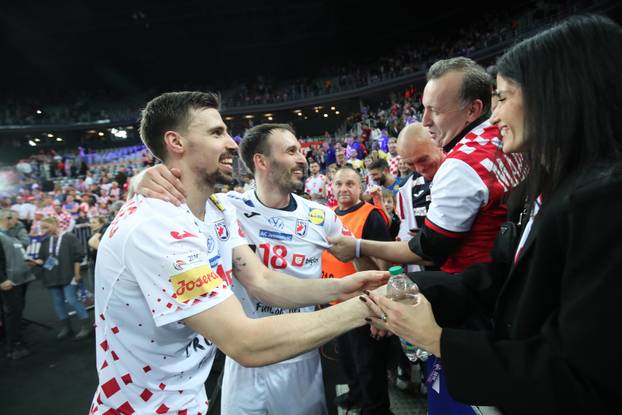 Ivan Martinović proslavio pobjedu nad Islandom poljupcem svoje supruge Miriam 