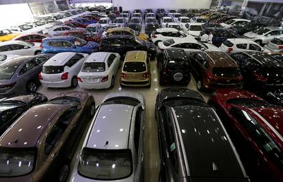 Prodaja automobila u Kini u veljači rekordno pala, za 79%