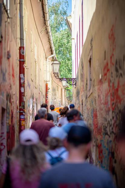 FOTO Zagreb pun turista, ne smetaju im ni paklene vrućine