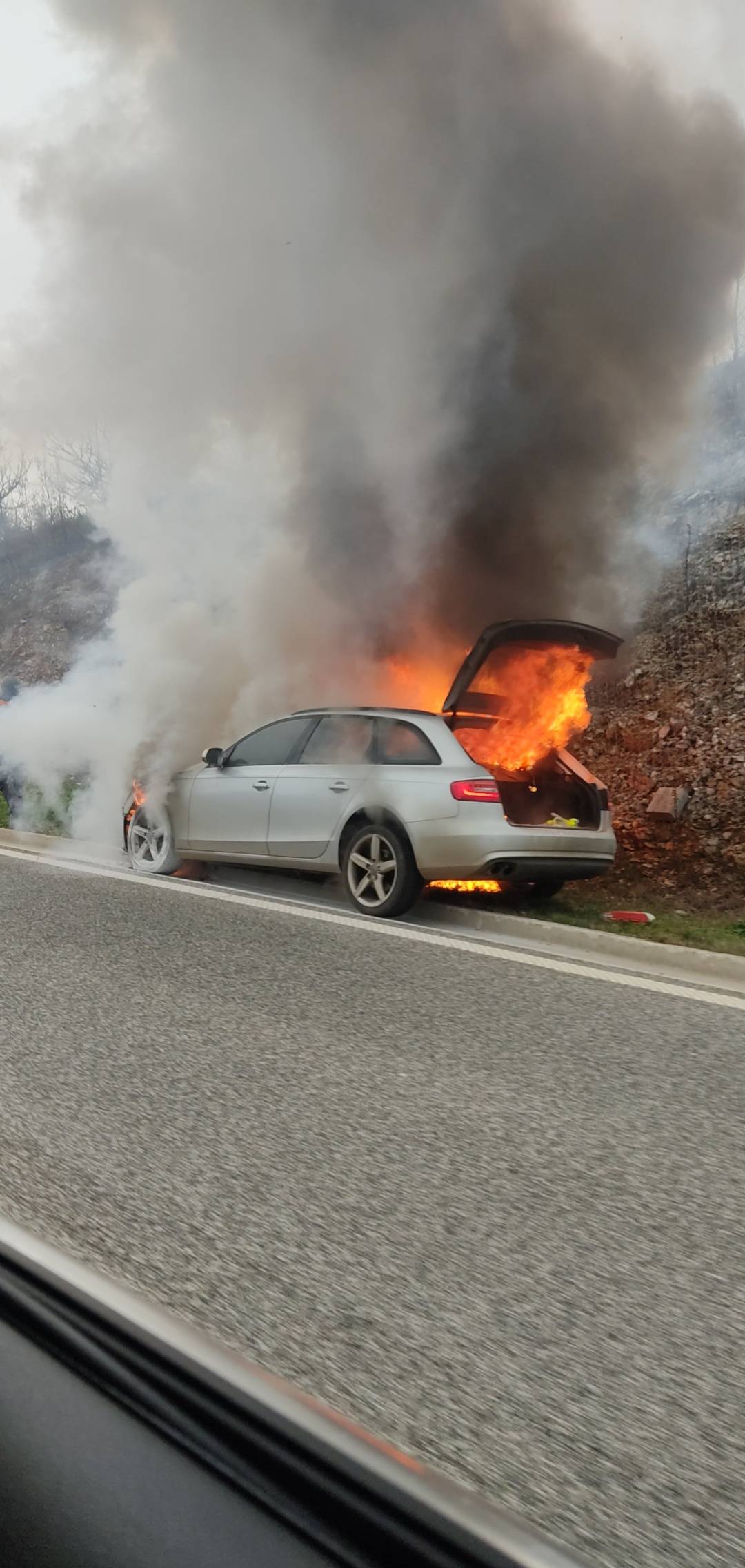 VIDEO Izgorio auto na ulasku u Pulu, vatrogasci ugasili požar