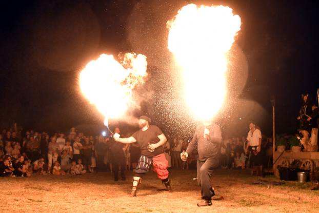 Nastup gutača vatre na Renesansnom festivalu u Koprivnici