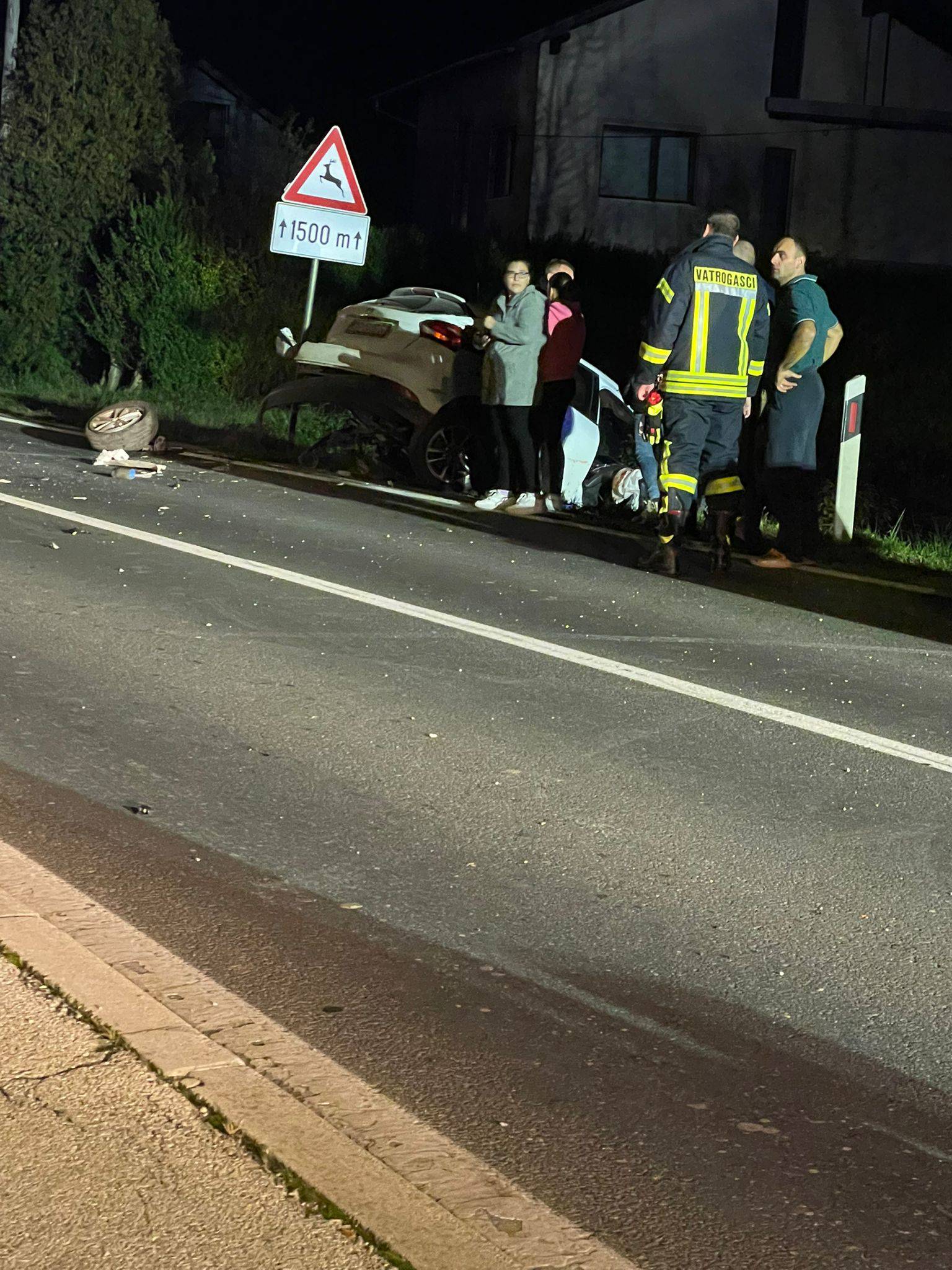 VIDEO Užas kod Jastrebarskog: Kombi na krovu nakon sudara s dva auta, troje ljudi u bolnici