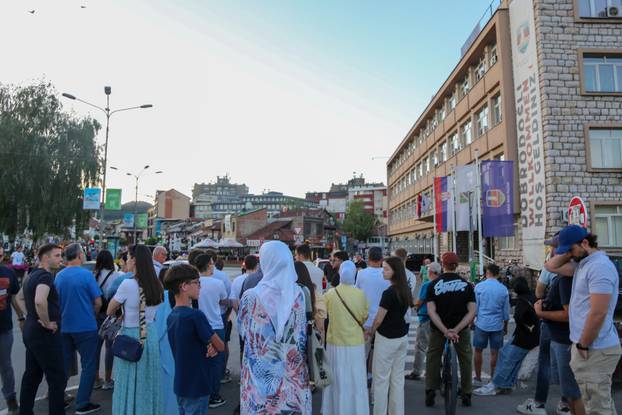 Novi Pazar: Građani i studenti održali su 17 minuta tišine ispred Gradske uprave, nakon toga su nastavili blokirati magistralni put