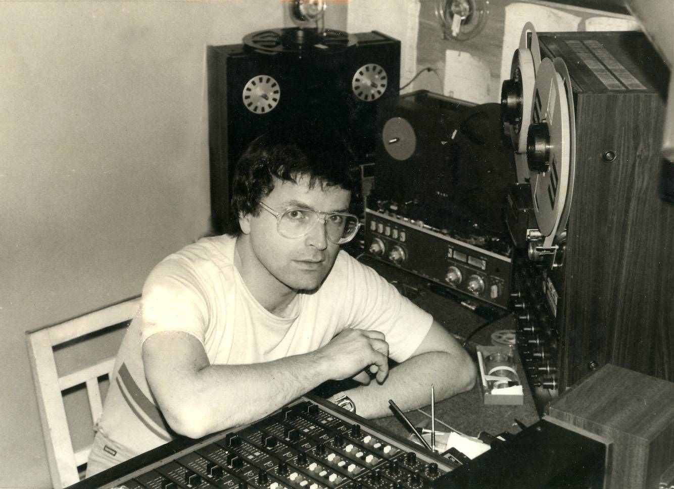 storyeditor/2024-03-25/1981-andrej-u-studiju-81-2.jpg