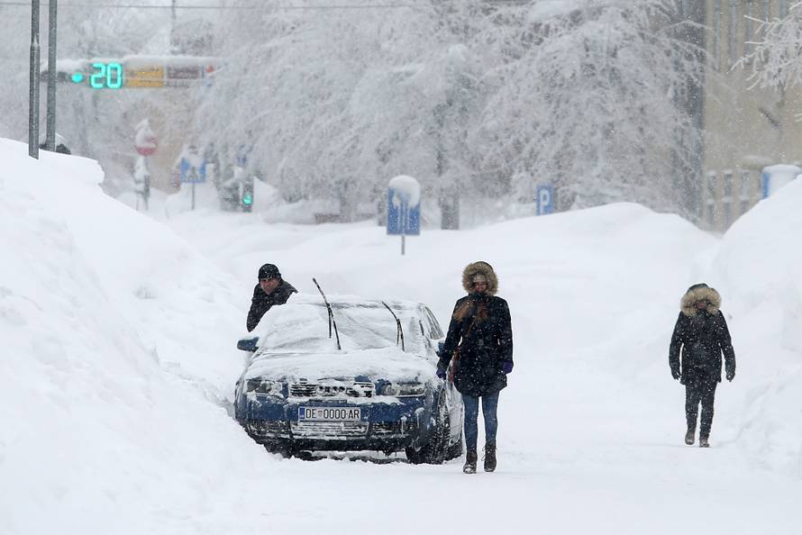 Zameteni u Delnicama: Nanosi snijega do balkona na 1. katu!