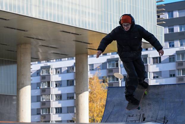 Zagreb: Ispred Muzeja Suvremene Umjetnosti postavljena skate skulptura "skate spot"
