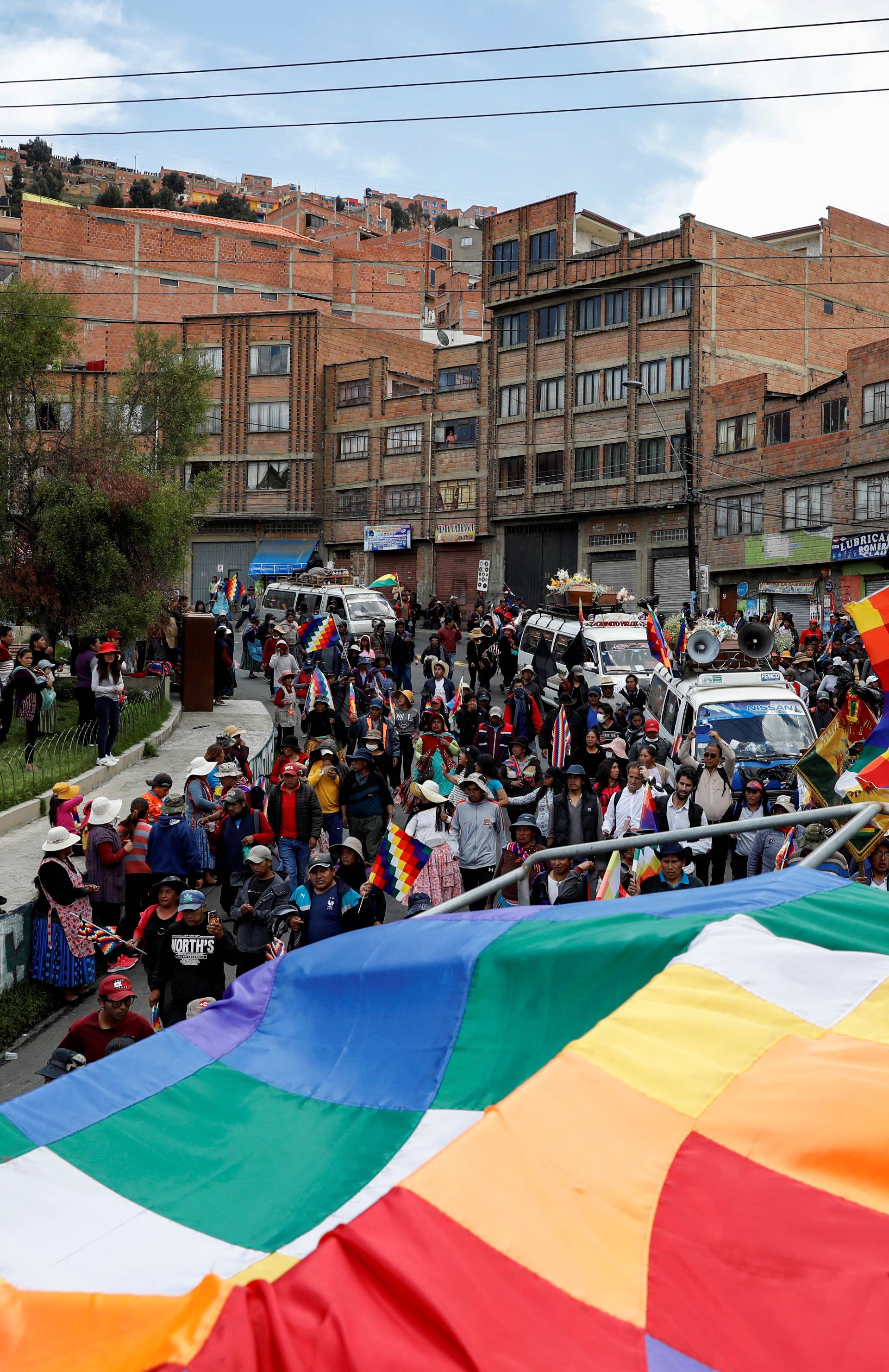 Kaos u Boliviji: Bacali lijesove nakon suzavca i batinjanja...