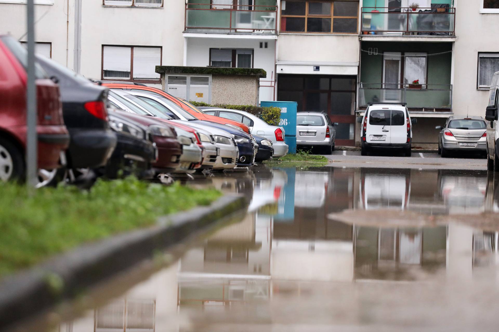 Stanovnike zagrebačkih Gajnica dočekala je poplava. Voda je potpuno prekrila dio Čileanske ulice