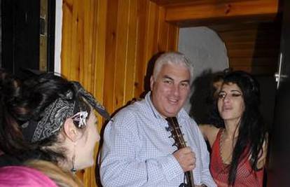 Tata Winehouse oduševljen je s kćerinim novim cicama