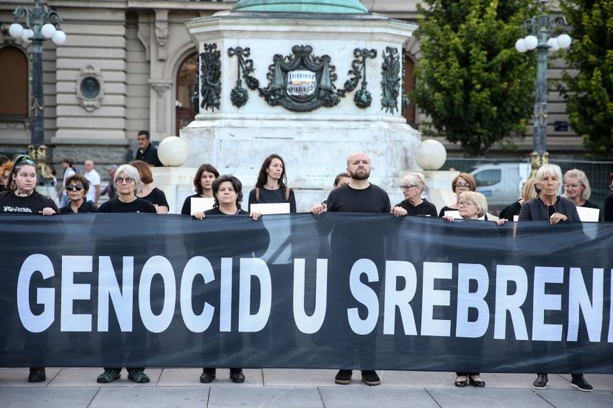 Beograd: Povodom 30. godišnjice genocida u Srebrenici, Žene u crnom organizirale su stajanje u crnini i šutnju na Trgu Republike