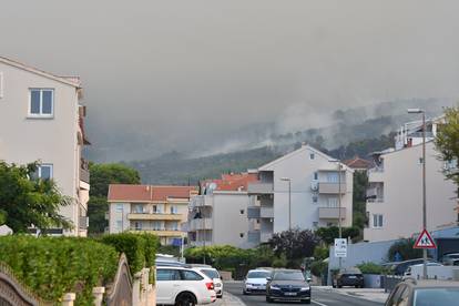 FOTO Teška noć u Tučepima: Umorni vatrogasci leže na cesti, vatra zahvatila kuće, ranč...