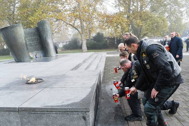 Sisak: Motoristi odali počast poginulim braniteljima