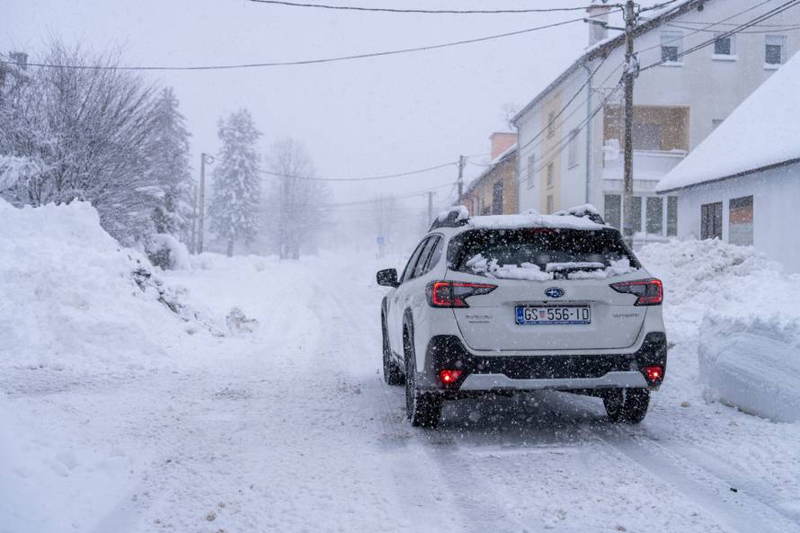 U Vrhovinama i Babinom Potoku palo je oko 50 do 80 cm snijega 