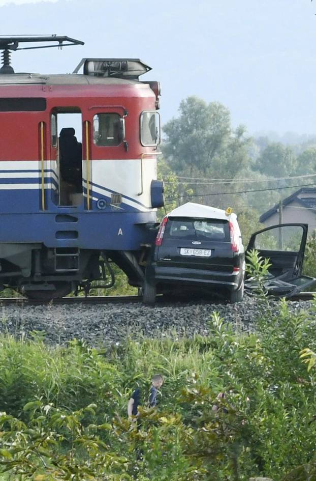 Staro Pračno: Vozač automobila ozlijeđen u naletu teretnog vlaka