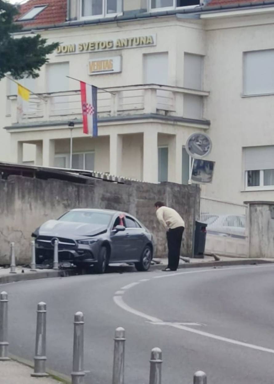 FOTO Mercedesom se zaletio u stupiće na Sv. Duhu u Zagrebu