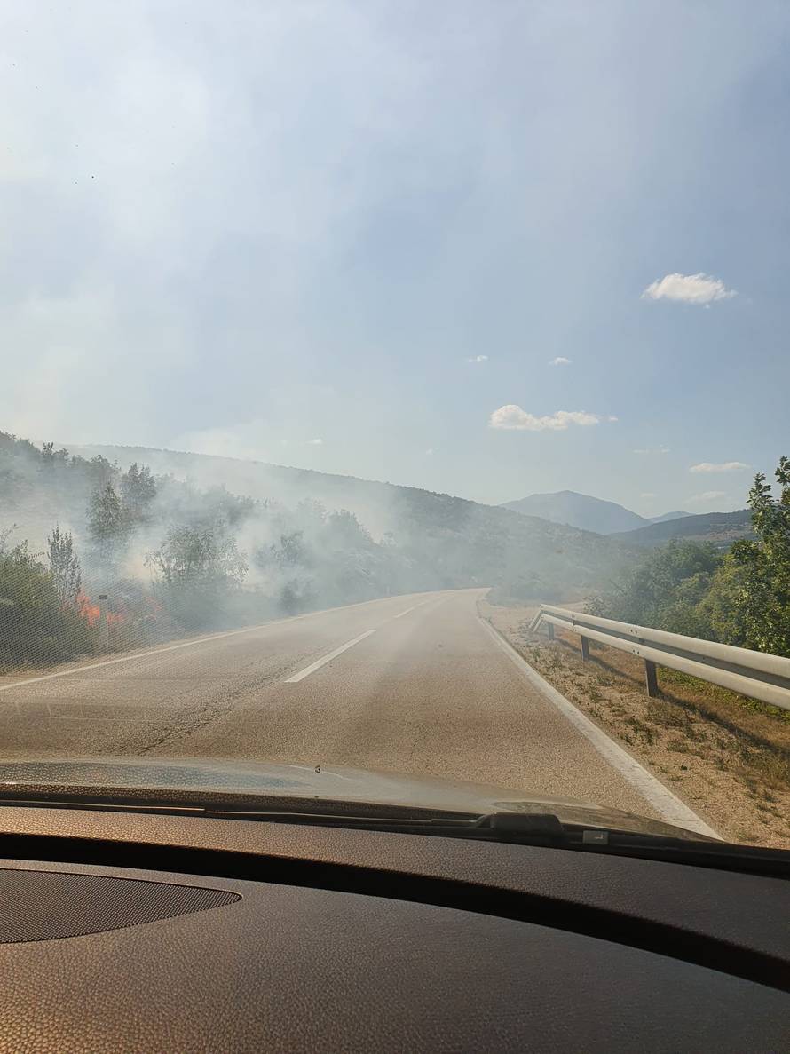 Hrvatski kanaderi već drugi dan gase požar kod Tomislavgrada