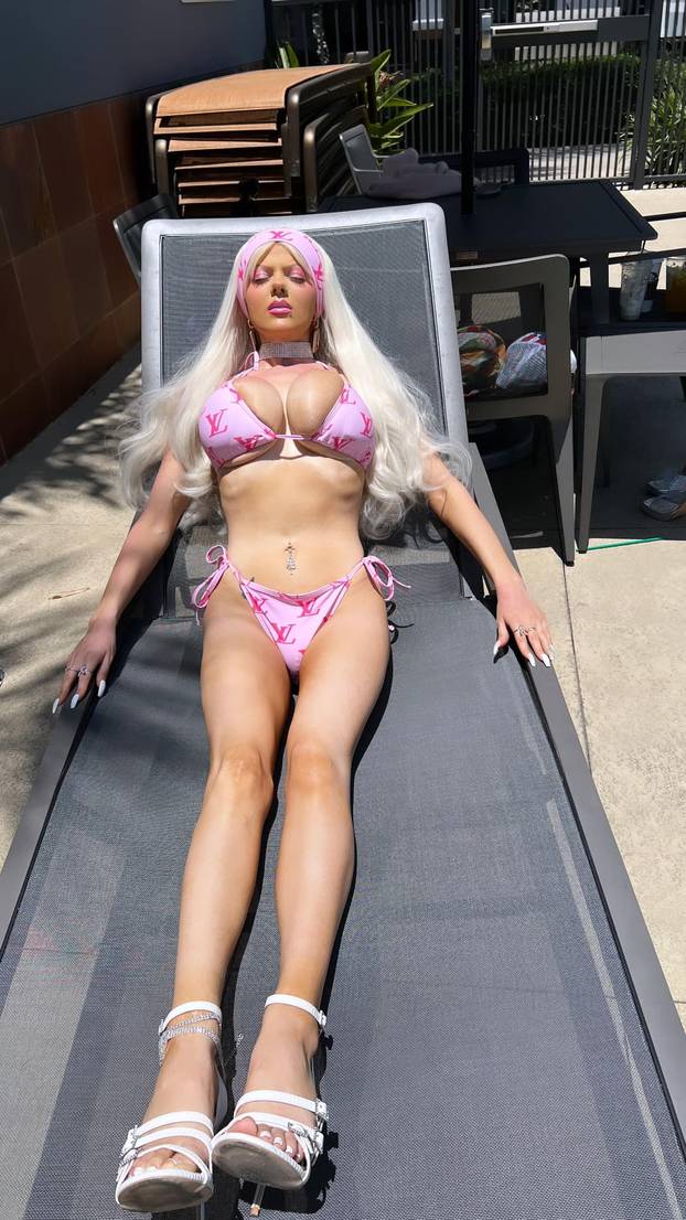 FOTO Britanska Barbie: Uložila sam više od 9000 € u izgled i operacije da izgledam mlađe!