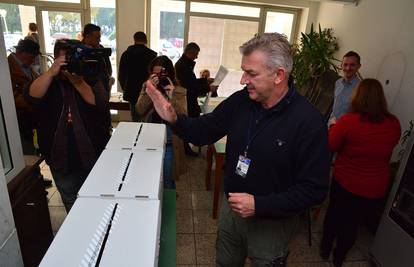 Ostojić i radnici iz Izbjegličkog centra glasovali u Sl.  Brodu