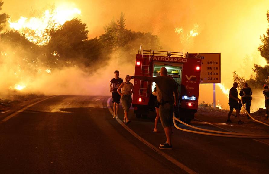 Požar kod Omiša: Evakuiran velik broj turista i mještana, pred vatrogascima je besana noć