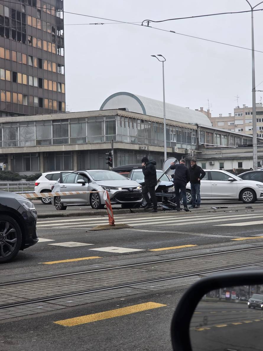Novi kaos kod Vjesnika: Sudarila se dva auta na križanju