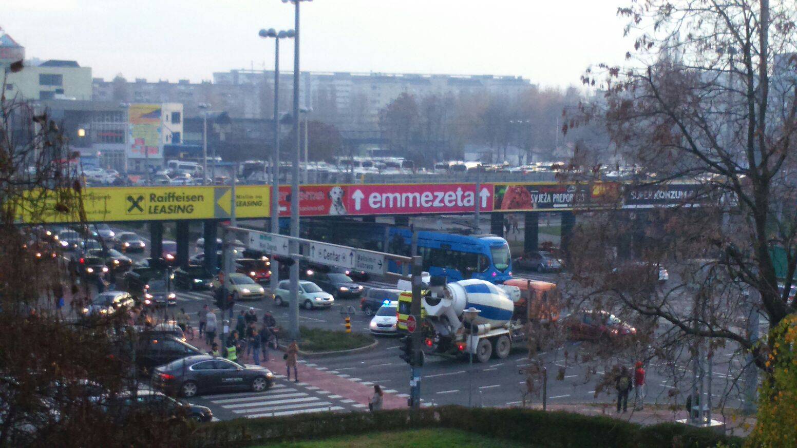 Horor u Zagrebu: Mopedist je završio pod kotačima kamiona