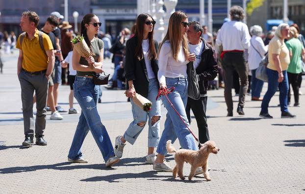 Zagreb: U laganijoj odjeći, uz osmijehe i dobro raspoloženje, mnogi su proveli prijepodne šetajući centrom grada