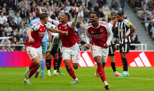 VIDEO Stoper donio Arsenalu pobjedu duboko u nadoknadi