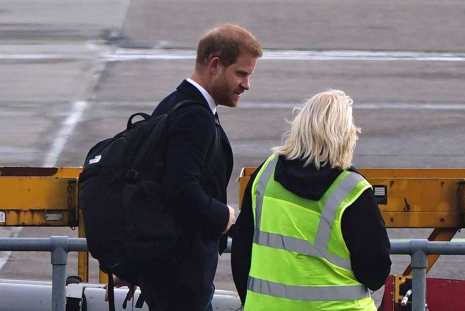 Princ Harry kre?e prema Londonu nakon što je 12 sati boravio u Škotskoj zbog smrti  Elizabete II.