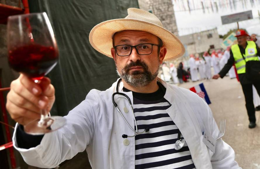 Kaštel Kambelovac: Održan Kambelovski krnjeval i zapaljen krnje “ Yugo”